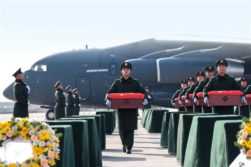 第十一批在韩中国人民志愿军烈士遗骸迎回仪式28日在沈阳举行。43位志愿军烈士遗骸及495件遗物由我空军专机从韩国接回至辽宁沈阳,回到祖国怀抱。仪式结束后,志愿军烈士遗骸棺椁在48辆警用摩托组成的骑警车队护卫下,由6辆军用运输车送往沈阳抗美援朝烈士陵园。根据安排,第十一批在韩中国人民志愿军烈士遗骸安葬仪式将于11月29日10时在沈阳抗美援朝烈士陵园志愿军烈士纪念广场举行。◎新华社发